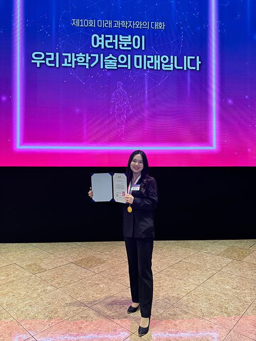 Jeongseo Kim shows off President's Award and Deputy Prime Minister's Awards