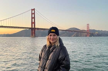 Hannah Boettge standing in front of the Golden Gate Bridge
