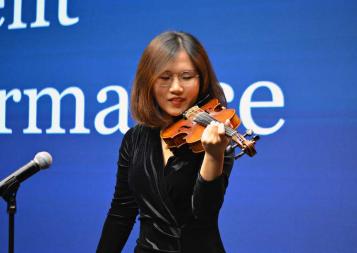 BHGAP graduate Iris Yuning Ye gives a special violin performance at the closing ceremony. 