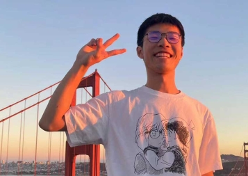 Xiangjian Zhang taking a selfie in front of the Golden Gate Bridge