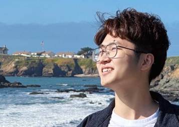 Photo of Chuang Lyu staring into the distance at the California coast