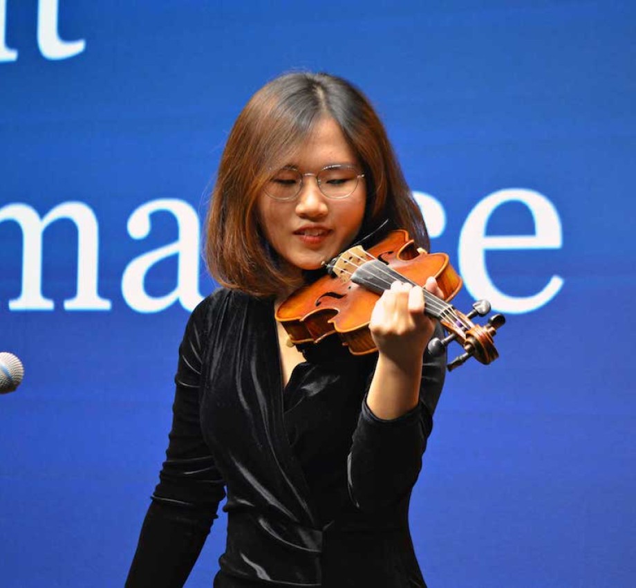 BHGAP graduate Iris Yuning Ye gives a special violin performance at the closing ceremony. 