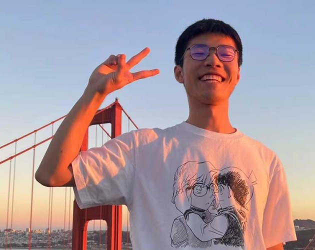 Xiangjian Zhang taking a selfie in front of the Golden Gate Bridge