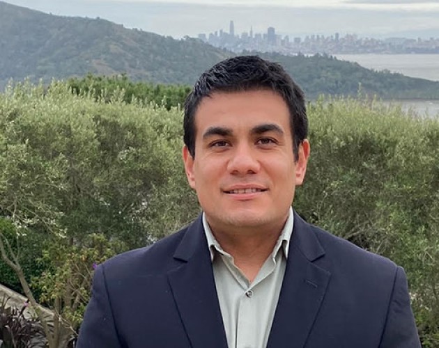 Personal Financial Planning certificate graduate Sergio Campos with San Francisco skyline in background