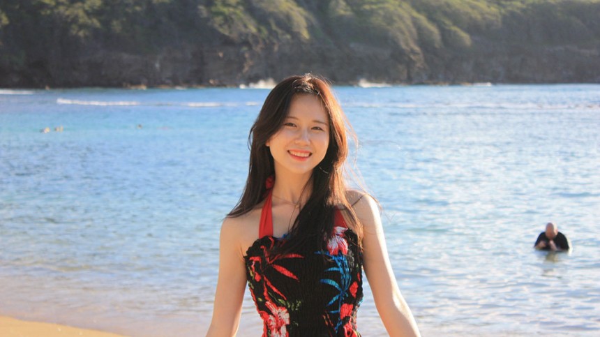 Jeongseo Kim standing in front of the ocean while in Hawaii