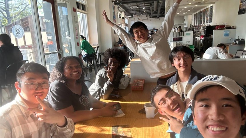 Mariane Iman Ndiaye and friends having brunch at a restaurant