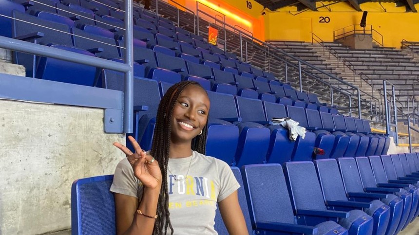 Mariane Iman Ndiaye taking a selfie at a basektball game