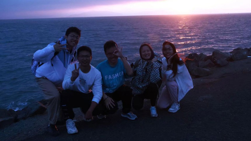 Xiangjian Zhang and friends enjoy the sunset at San Francisco bay