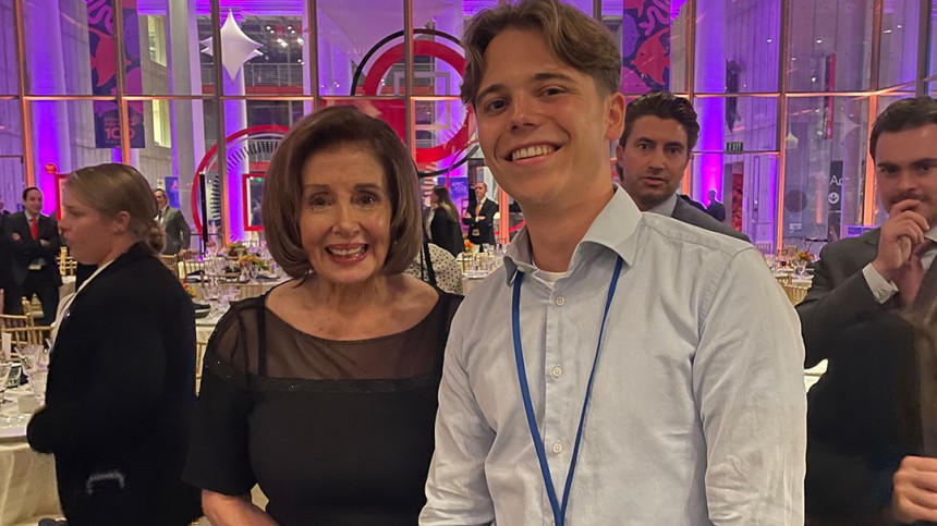 Wesley de Vries takes photo with Nancy Pelosi